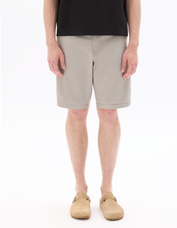 B.01 Bermuda chino en coton stretch - gris clair
